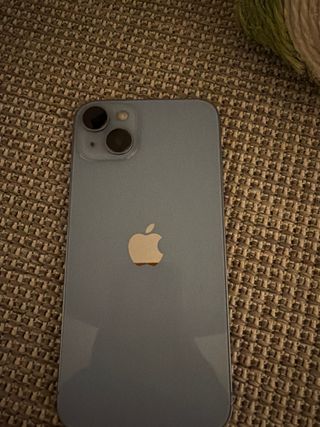 iPhone 14 Plus con custodia e caricabatterie