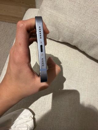 iPhone 14 Plus con custodia e caricabatterie