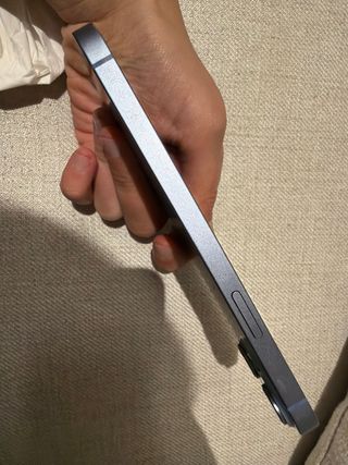 iPhone 14 Plus con custodia e caricabatterie