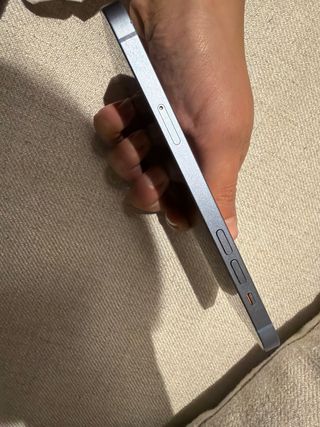 iPhone 14 Plus con custodia e caricabatterie