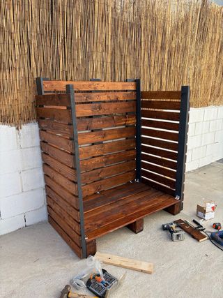 Leñero de madera hecho a mano