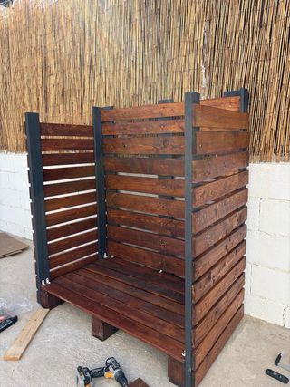 Leñero de madera hecho a mano