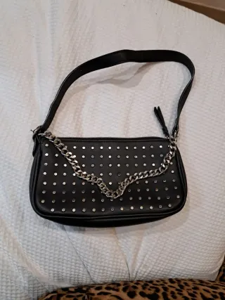 Bolso Stradivarius negro con tachuelas plateadas