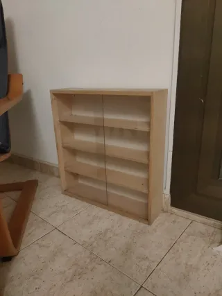 Vitrina de madera y cristal