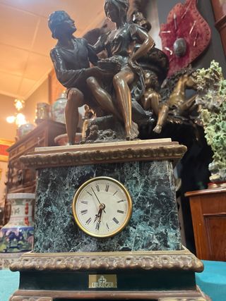 Reloj de sobremesa con figura terracota marmol es