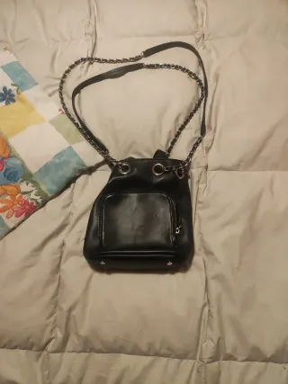Bolso Negro Elegante con Cadenas Plateadas