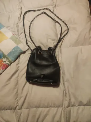 Bolso Negro Elegante con Cadenas Plateadas