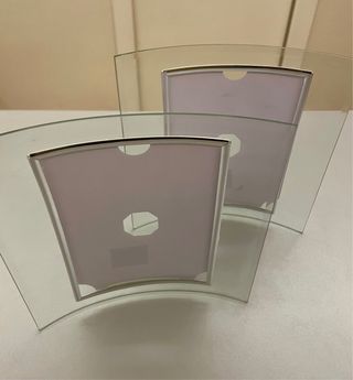 Coppia di eleganti cornici ricurve