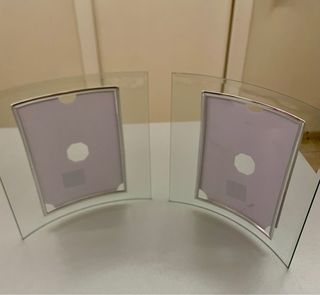 Coppia di eleganti cornici ricurve