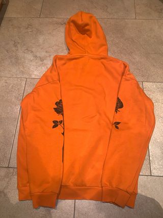 Sudadera HRTBRKR Naranja con rosas en las mangas