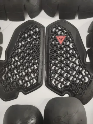 Protector Pectoral Dainese y juego protecciones