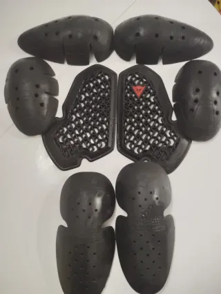 Protector Pectoral Dainese y juego protecciones