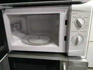 Microondas segunda mano Svan blanco 20 litros