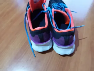 Zapatillas ASICS NOVABLAST negras y moradas