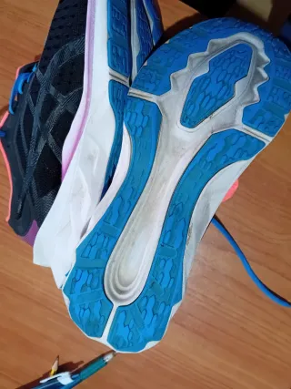 Zapatillas ASICS NOVABLAST negras y moradas