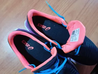 Zapatillas ASICS NOVABLAST negras y moradas