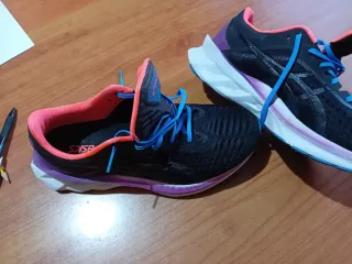 Zapatillas ASICS NOVABLAST negras y moradas