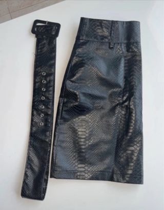 Falda polipiel negra con cinturón