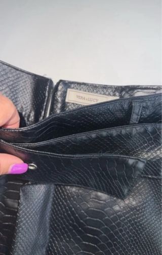 Falda polipiel negra con cinturón