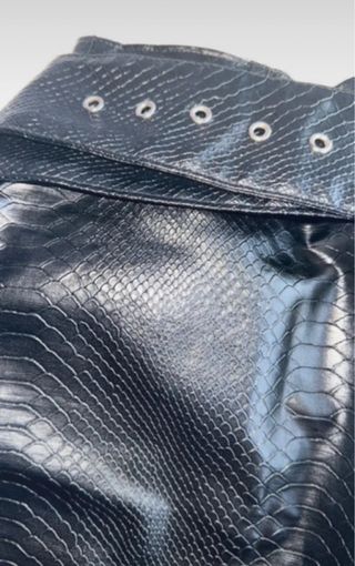 Falda polipiel negra con cinturón