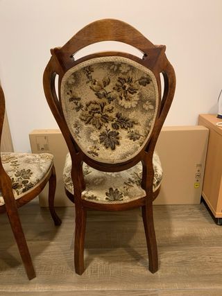 Sillas de madera con cojín floral.