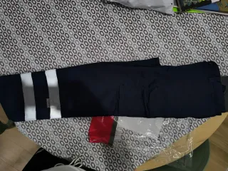 Chaqueta de trabajo naranja y azul y pantalón azul