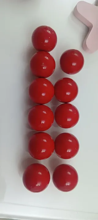 Tiradores rojos redondos