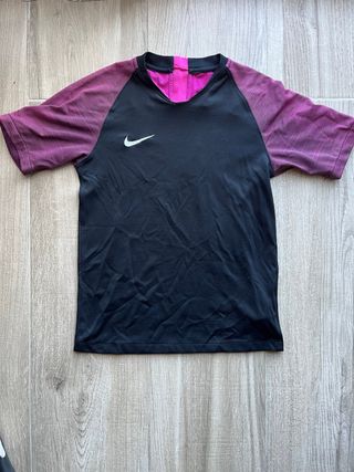 Camiseta Nike niño negra y fucsia