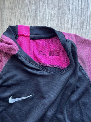 Camiseta Nike niño negra y fucsia