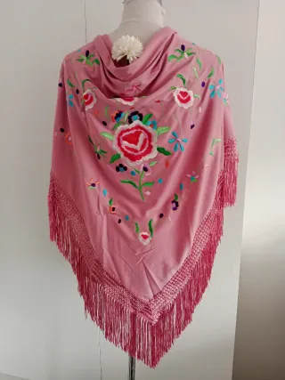 Mantoncillo bordado rosa y multicolor