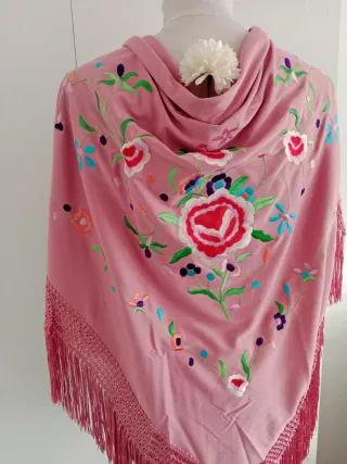Mantoncillo bordado rosa y multicolor
