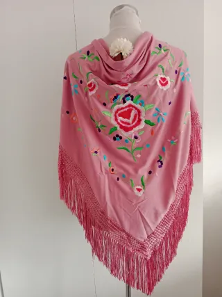 Mantoncillo bordado rosa y multicolor