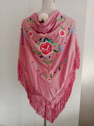 Mantoncillo bordado rosa y multicolor