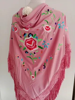 Mantoncillo bordado rosa y multicolor