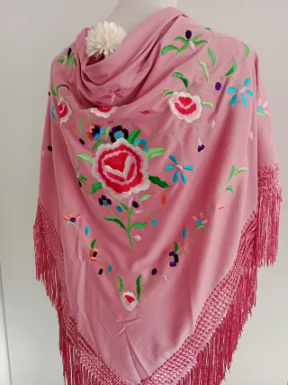 Mantoncillo bordado rosa y multicolor