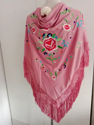 Mantoncillo bordado rosa y multicolor