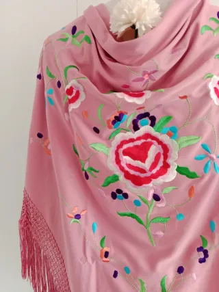 Mantoncillo bordado rosa y multicolor