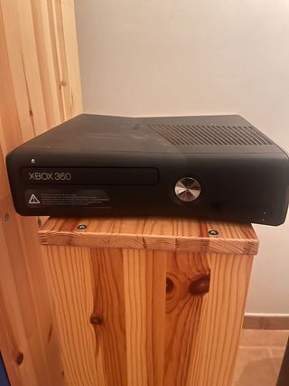Xbox 360 Negra con 2 Mandos y Juegos
