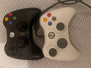 Xbox 360 Negra con 2 Mandos y Juegos