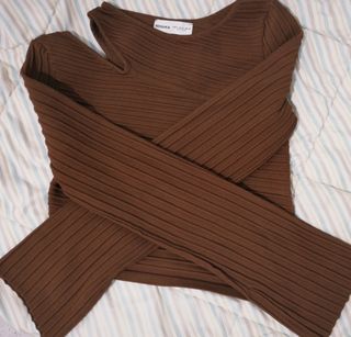 Top Bershka marrón asimétrico