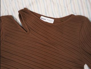 Top Bershka marrón asimétrico