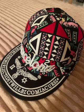 Gorras planas multicolor con diseño tribal