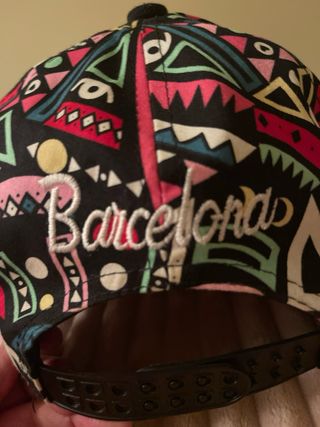 Gorras planas multicolor con diseño tribal