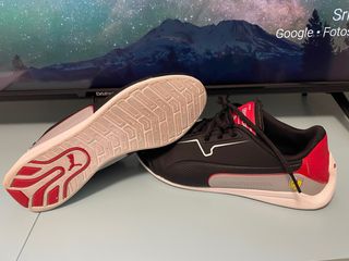Zapatillas Puma Negras y Rojas