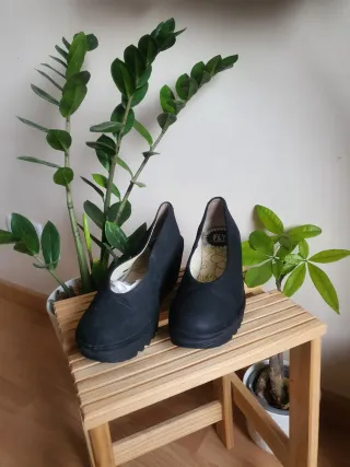 Zapatos cuña Fly London negros.