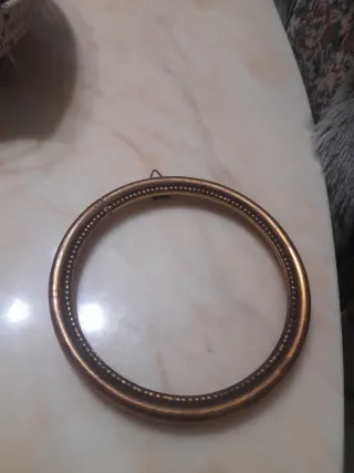 Cornice tonda  oro/marrone incollata in un punto