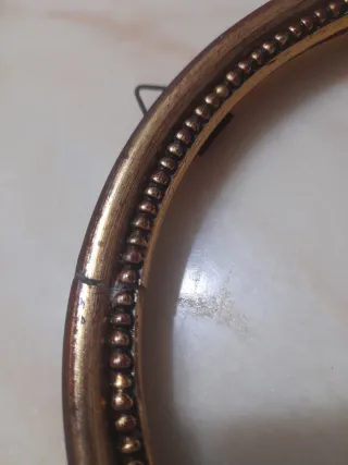 Cornice tonda  oro/marrone incollata in un punto