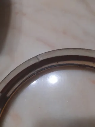 Cornice tonda  oro/marrone incollata in un punto