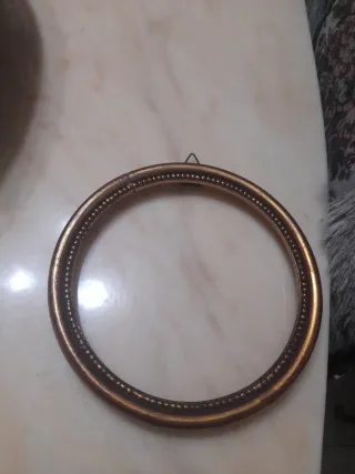 Cornice tonda  oro/marrone incollata in un punto