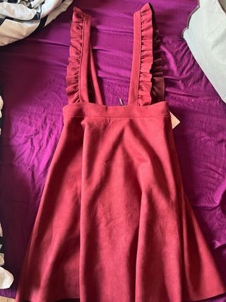 Vestido estilo peto burdeos con tirantes volantes